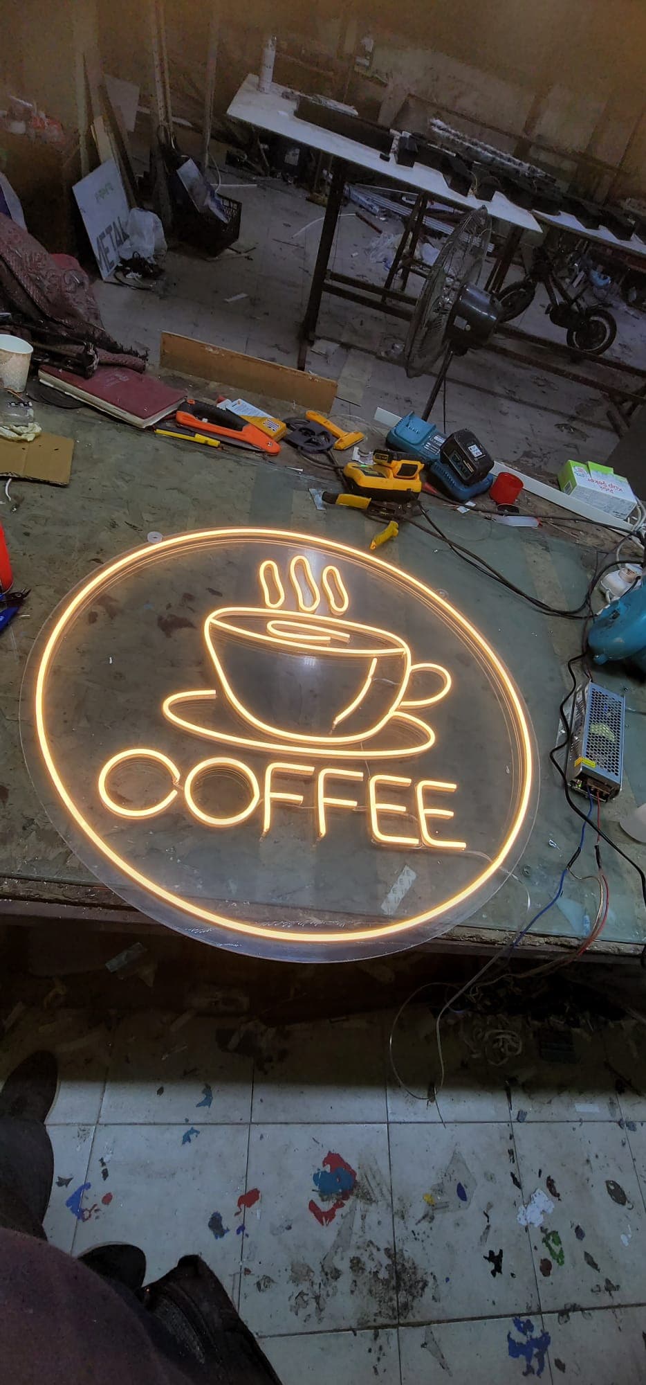 لوحة نيون دائرية عليها فنجان قهوة وكلمة Coffee